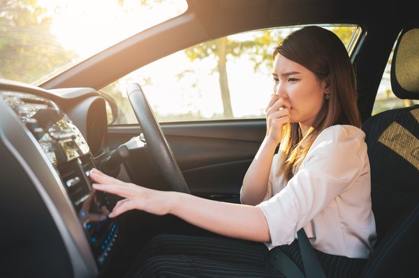 Nieprzyjemny zapach z ogrzewania w samochodzie – jak się go pozbyć?